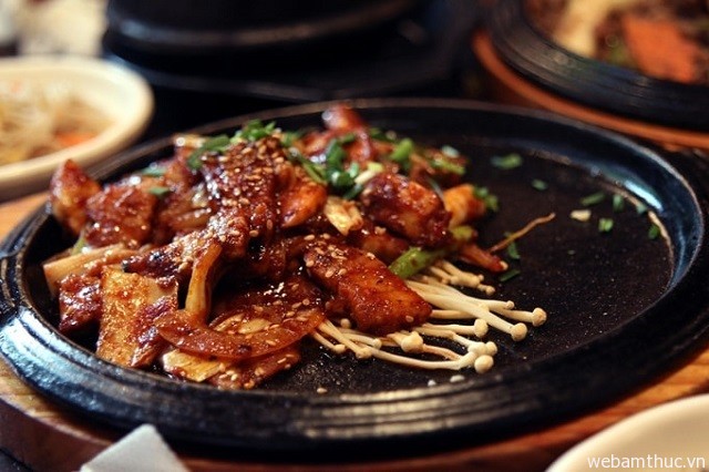 Món 10 - Món bò nướng Bulgogi là món ăn nổi tiếng ở Hàn Quốc
