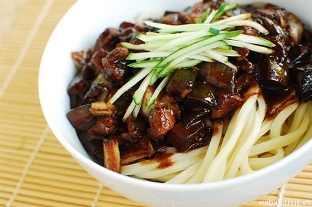 Hình 6 – Mì tương đen là món ăn đặc biệt mà chỉ ở Hàn Quốc mới có