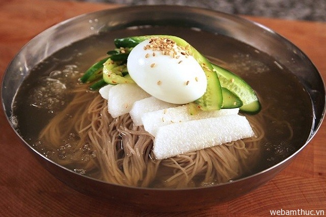 Hình 7 - Mì lạnh là một món ăn truyền thống của người Hàn Quốc