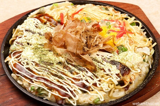 Hình 8 - Món bánh xèo Okonomiyaki là món ăn nổi tiếng của thành phố Osaka, Nhật Bản