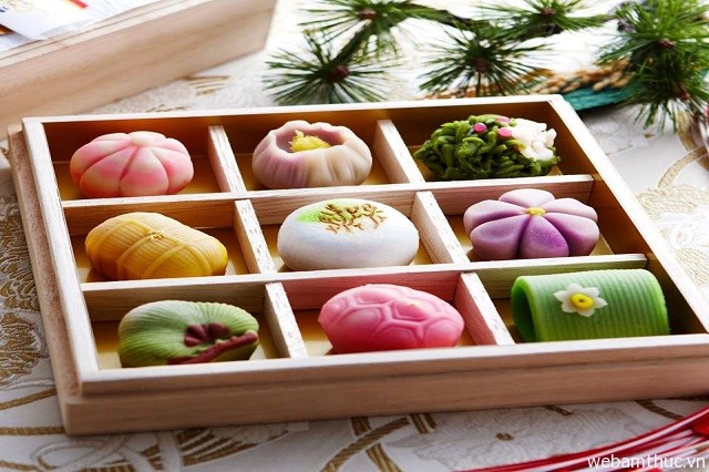 Hình 9 - Món bánh Wagashi hấp dẫn khách du lịch là nhờ vào sự trang trí hết sức khéo léo