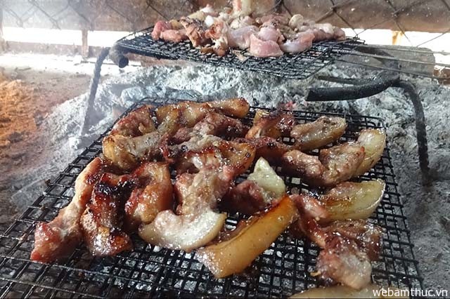 Hình 9 – Thịt heo thả rong đem tẩm gia vị, nướng ăn ngon không chỗ nào chê!
