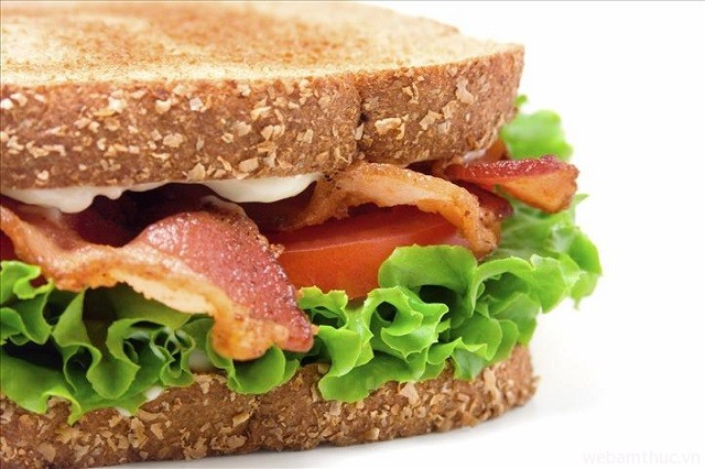 Chiếc bánh sandwich thịt nướng thơm ngon chỉ có giá khoảng 140.000đ