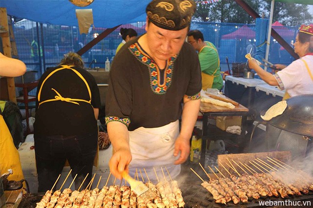 Chợ đêm International Summer với những quầy thức ăn đa dạng phong phú, từ nhiều quốc gia khác nhau