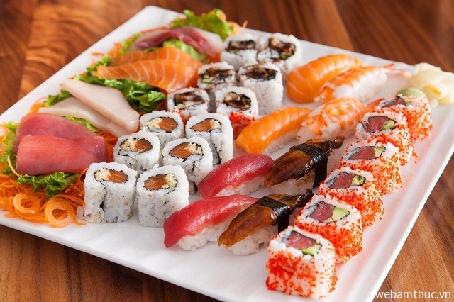 Thưởng thức Sushi là một trong những trải nghiệm thú vị dành cho du khách