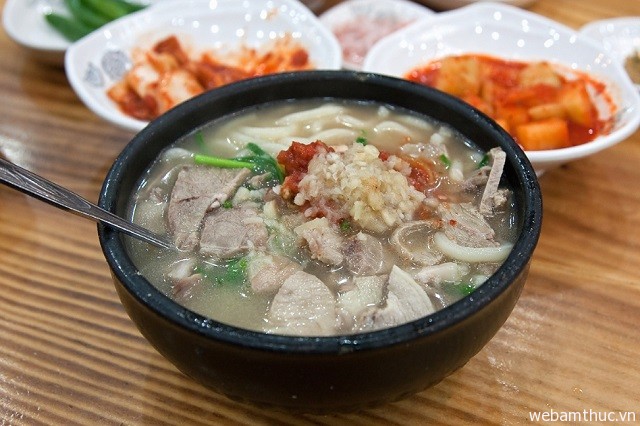 Món ăn Tue-chi-kuk-bap được chế biến từ những nguyên liệu đặc trưng tạo cảm giác dễ ăn