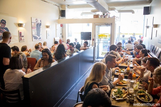 Easy Restaurant, một trong những địa điểm ăn sáng nổi tiếng nhất ở thành phố Toronto