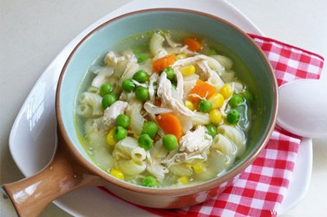 Chén súp đậu ngô hấp dẫn được làm từ thịt muối và rau củ