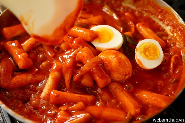 Tteokbokki là món ăn bình dân rất dễ tìm thấy ở chợ Gwangjang