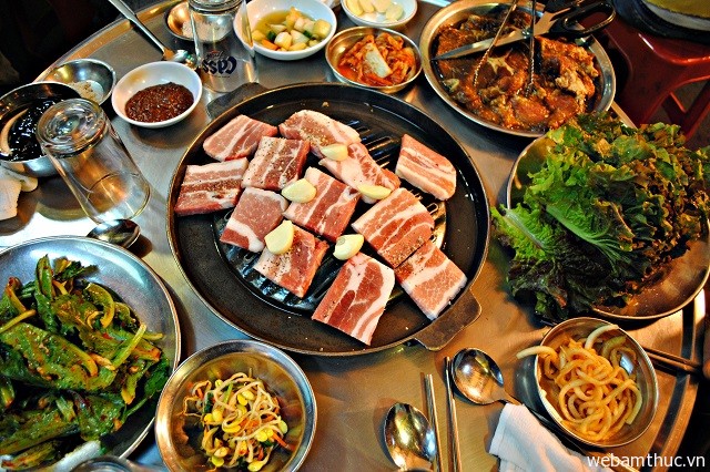 Nếu bạn là người yêu thích đồ nướng thì hãy ghé thăm phố nướng BBQ ở Seoul