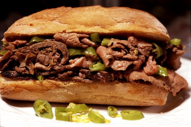 Sandwich thịt bò Ý với nguyên liệu thịt bò hảo hảng sẽ hấp dẫn bạn ngay khi  nhìn thấy lần đầu