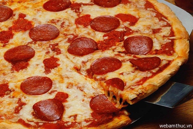 Pizza kiểu New York có phần đế mỏng, giòn tan